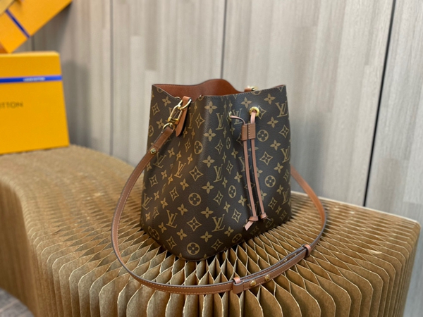 ルイヴィトンバッグ背面デザイン